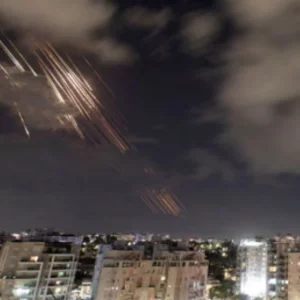 ইসরায়েলে নতুন দফায় ক্ষেপণাস্ত্র হামলা চালিয়েছে ইরান, আহত ২