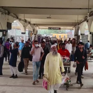 ঈদযাত্রা: ভোগান্তি এড়াতে আগেই বাড়ির পথে, স্টেশনে যাত্রীদের ভিড়