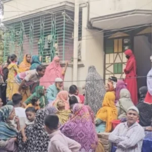 নির্মাণাধীন ভবনের ছাদে বিদ্যুৎস্পৃষ্ট হয়ে বাবার মৃত্যু, ছেলেসহ দগ্ধ ২