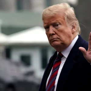 বিপাকে যুক্তরাষ্ট্র, পথ খুঁজছেন ট্রাম্প 