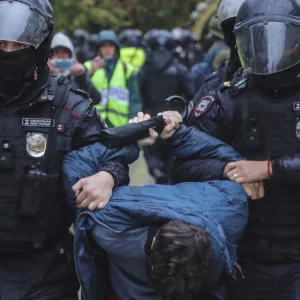 সংযুক্ত আরব আমিরাতে যুদ্ধের ভিডিও প্রকাশের অভিযোগে বাংলাদেশিসহ গ্রেপ্তার ১০