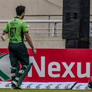 মেজাজ হারিয়ে হেলমেট ছুঁড়ে মেরে শাস্তি পেলেন সালমান আগা