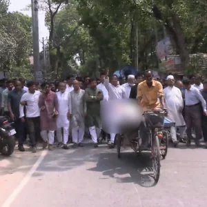 জামায়াত-বিএনপির সংঘর্ষে নিহতের মরদেহ ভ্যানে চড়িয়ে ঝিনাইদহে বিক্ষোভ