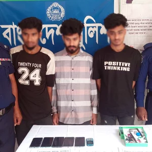 নারীদের ছবি দিয়ে ফেসবুকে প্রতারণা, তিন হ্যাকার গ্রেপ্তার