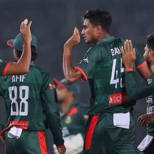 তাসকিন-নাহিদের তোপে ধুঁকছে পাকিস্তান