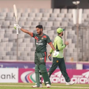 তামিমের সেঞ্চুরির পরও তিনশোর আগে থামলো বাংলাদেশ 