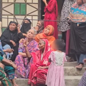 নারায়ণগঞ্জে বিদ্যুৎস্পৃষ্টের ঘটনায় নিহত বেড়ে ৩, পাশাপাশি কবরে বাবা-ছেলে