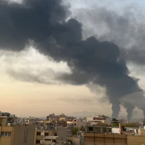 ইসফাহানে বিমান হামলার পর ধোঁয়ার কুণ্ডলী, নিহত অন্তত ১৫