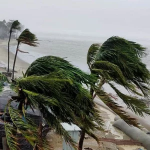 সকালের মধ্যেই ৮ জেলায় ৬০ কিমি বেগে ঝড়ের শঙ্কা, নদীবন্দরে সতর্কতা