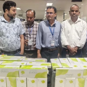 চট্টগ্রাম বিমানবন্দরে দুই যাত্রীর থেকে ৪২৯ কার্টন সিগারেট জব্দ