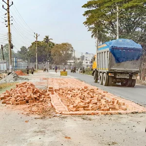 ঈদযাত্রায় ভোগান্তির শঙ্কা যশোরের দুই মহাসড়কে