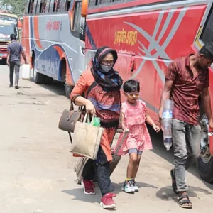 ঈদযাত্রায় সায়েদাবাদে যাত্রীর চাপ কম, কিছু রুটে বাড়তি ভাড়া আদায়ের অভিযোগ