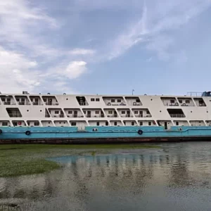 ঝড়ে নিয়ন্ত্রণ হারিয়ে ডুবোচরে লঞ্চ, আটকা প্রায় ৮০ যাত্রী