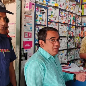 চুয়াডাঙায় সরকারি ও মেয়াদোত্তীর্ণ ঔষধ বিক্রির দায়ে জরিমানা