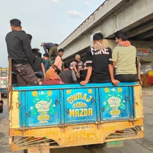 ঈদযাত্রার প্রথম দিনে ঘরমুখো মানুষের ঢল, বাস না পেয়ে কেউ কেউ ফিরছেন ট্রাকে