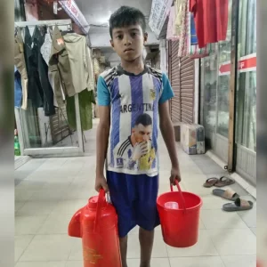 বাবাকে হারিয়ে রাস্তায় চা বিক্রি, অসুস্থ মা ও ছোট বোনকে নিয়ে শিশু ইমরানের সংগ্রামী জীবন