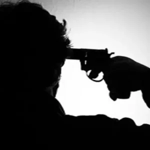 হাসতে হাসতে নিজের বুকে গুলি চালালেন তরুণ, ভিডিও করছিলেন বন্ধু