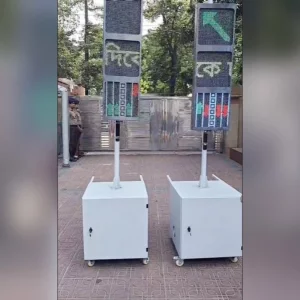 রাজধানীতে ট্রাফিক নিয়ন্ত্রণে পোর্টেবল সিগন্যাল লাইট ব্যবহার শুরু পুলিশের