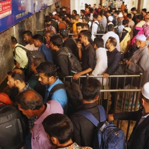 কমলাপুর স্টেশনে ঘরমুখো মানুষের উপচেপড়া ভিড়