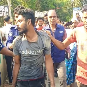 প্রবাসীর বাড়িতে ডাকাতি, ৯ ডাকাতকে খুঁজে গণধোলাই দিয়ে পুলিশে দিল জনতা 