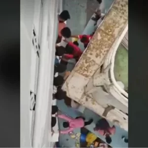 রাজধানীর সদরঘাটে দুই লঞ্চের মাঝে চাপা পড়ে নিহত ১, নিখোঁজ ২