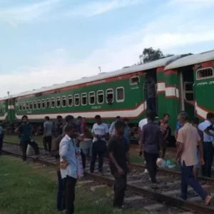 বগুড়ায় ট্রেন লাইনচ্যুত, উত্তরবঙ্গের সঙ্গে ঢাকার রেল যোগাযোগ বন্ধ