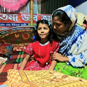 চা বিক্রেতা বৃদ্ধা ও নাতনির কাছে ঈদ উপহার পাঠালেন প্রধানমন্ত্রী