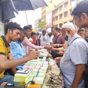 ঈদ বাজারে নতুন নোটের চাহিদা তুঙ্গে, বিক্রি হচ্ছে বাড়তি দামেও