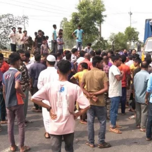 দিনাজপুরে বাসচাপায় প্রাণ গেল বৃদ্ধের, সড়ক অবরোধ