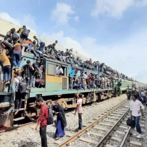 ট্রেনে উপচেপড়া ভিড়, তিল ধারণের ঠাঁই নেই ছাদেও