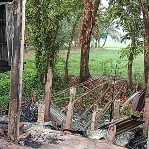 দোকানে আগুন, বাইরে তালা থাকায় বেরুতে না পেরে কর্মচারীর মৃত্যু