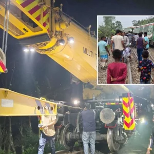 সহকারী স্টেশন মাস্টার বরখাস্ত, বগি উদ্ধারে ২ ট্রেন