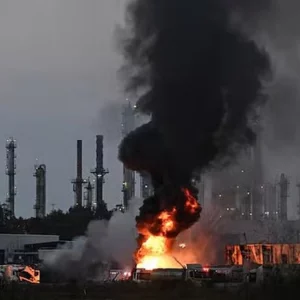 ইরানের ক্ষেপণাস্ত্র হামলায় জ্বলছে ইসরায়েলের তেল শোধনাগার