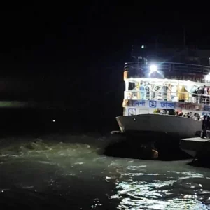 লঞ্চের ধাক্কায় স্পিডবোট উল্টে পুলিশ সদস্য নিখোঁজ,  আহত ৫ সরকারি কর্মকর্তা