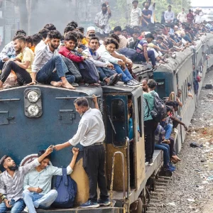 বন্ধ হচ্ছে না ঝুঁকি নিয়ে ট্রেনের ছাদে চড়ে বাড়ি ফেরা