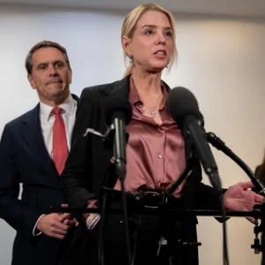 এপস্টেইন ফাইল নিয়ে ‘ভুয়া শুনানির’ অভিযোগ পাম বন্ডির বিরুদ্ধে