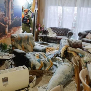 ইসরায়েলের আবাসিক বাড়ির মেঝেতে ইরানের অবিস্ফোরিত ক্ষেপণাস্ত্র