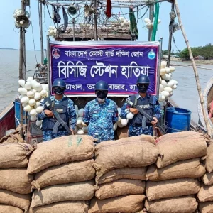 মিয়ানমারে পাচারের পথে সাড়ে ৫ লাখ টাকার আলুসহ ২ ফিশিং বোট আটক