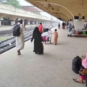 শেষ দিনে আসন ফাঁকা রেখে নির্ধারিত সময়েই কমলাপুর ছেড়ে যাচ্ছে ট্রেন