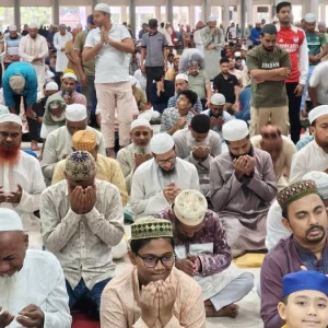 বৃষ্টি উপেক্ষা করে জুমাতুল বিদা’য় মসজিদে মুসল্লিদের ঢল