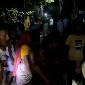 চা খাওয়া নিয়ে মধ্যরাতে টর্চলাইট জ্বালিয়ে সংঘর্ষ, আহত ১০