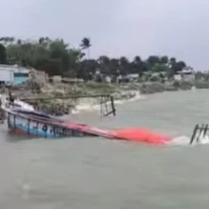 পদ্মায় ঝড়ে ডুবে গেল সিমেন্টবাহী ৩ ট্রলার