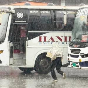 ঝুম বৃষ্টি উপেক্ষা করে বাড়ি ফেরার তাড়া, বাস টার্মিনালে উপচে পড়া ভিড়