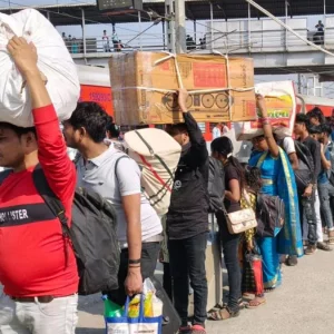 গ্যাস সংকটে ভারতে টেক্সটাইল শিল্প স্থবির, দলে দলে বাড়ি ফিরছেন পোশাকশ্রমিকেরা