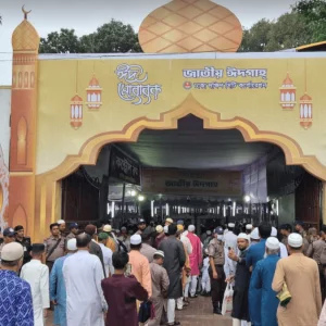 দীর্ঘ লাইনে নিরাপত্তার মধ্য দিয়ে ঈদগাহে প্রবেশ করছেন মুসল্লিরা