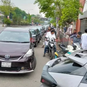 ঈদের দিনও তেল নিতে কার-বাইকের দীর্ঘ লাইন