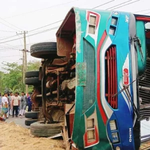 ঈদের দিন পটিয়ায় বাস উল্টে নিহত ১, আহত ২৫