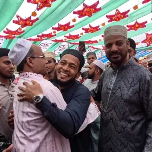 শেকড়ের টানে বগুড়ায় মুশফিক, রিকশায় চড়ে ছেলেকে নিয়ে ঈদগাহে