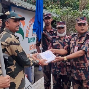 ঈদের আনন্দ ভাগাভাগি করতে বিএসএফকে মিষ্টি উপহার দিল বিজিবি