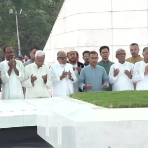 ঈদের দিনে মা-বাবার কবর জিয়ারত করলেন প্রধানমন্ত্রী